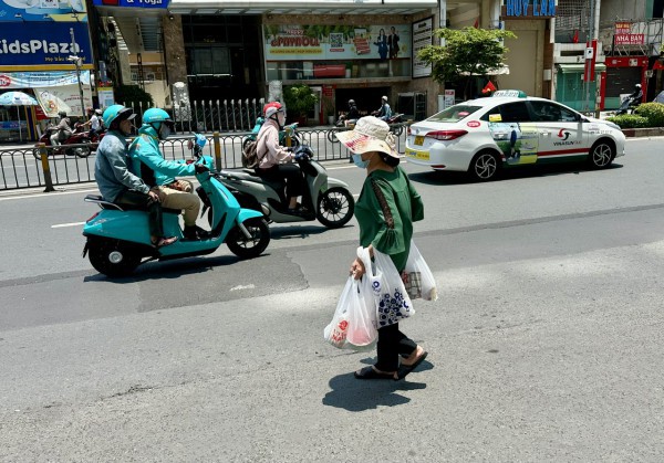 Chen chân mua sắm dịp đại lễ Chen chân mua sắm dịp đại lễ
