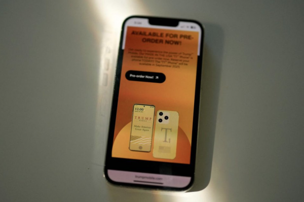 Dòng điện thoại của Trump Mobile tự gỡ mác ‘sản xuất tại Mỹ’? Dòng điện thoại của Trump Mobile tự gỡ mác ‘sản xuất tại Mỹ’?