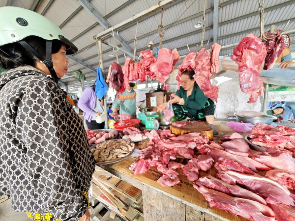 Giá heo hơi hôm nay 9.12.2025: Thịt nhập tăng mạnh