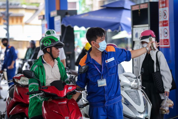 Giá xăng dầu hôm nay 10.3.2026: Lao dốc về dưới 90 USD/thùng