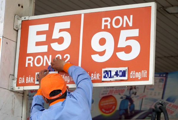 Giá xăng dầu hôm nay 1.7.2025: Xăng giảm về sát mốc 21.000 đồng/lít Giá xăng dầu hôm nay 1.7.2025: Xăng giảm về sát mốc 21.000 đồng/lít