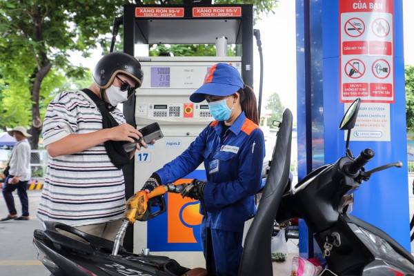 Giá xăng dầu hôm nay 23.7.2025: Ngày mai xăng trong nước giảm, dầu tăng?