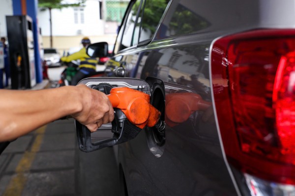 Giá xăng dầu hôm nay 2.8.2025: Lao dốc