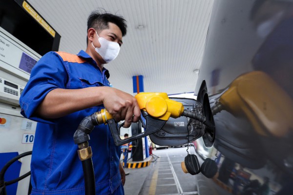 Giá xăng dầu hôm nay 29.10.2025: Xăng trong nước tăng 750 đồng/lít? Giá xăng dầu hôm nay 29.10.2025: Xăng trong nước tăng 750 đồng/lít?