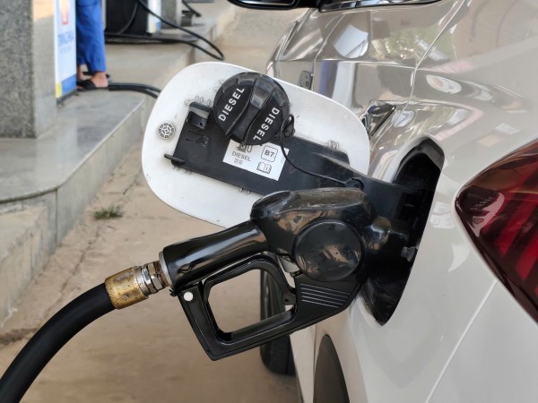 Giá xăng dầu hôm nay 30.1.2026: Lập đỉnh 5 tháng, vượt mốc 70 USD/thùng