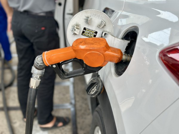 Giá xăng dầu hôm nay 3.3.2026: Xăng trong nước có thể tăng đến 1.500 đồng/lít?