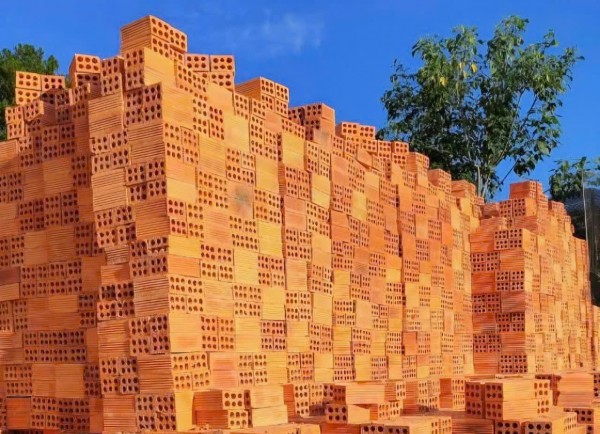 Giá xăng dầu tăng, vật liệu xây dựng leo thang, nhà xe dè dặt tăng cước