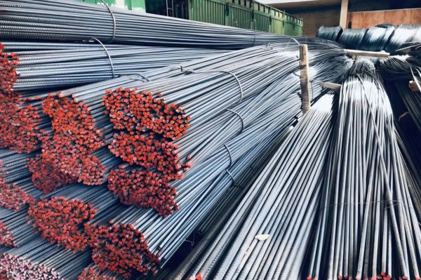 Giá xăng dầu tăng, vật liệu xây dựng leo thang, nhà xe dè dặt tăng cước