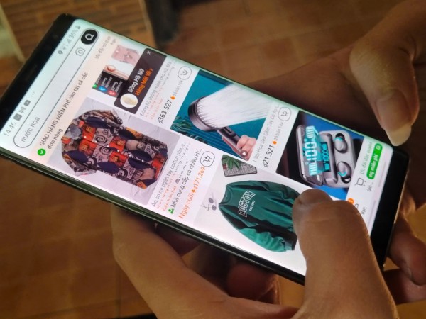 Hàng hóa tăng giá, nên mua bên ngoài hay mua trên sàn?