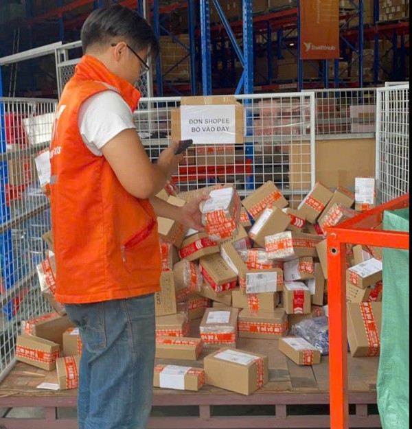 Hàng loạt chủ shop bất ngờ bị lỗ vì Shopee lỗi tính phí gấp đôi Hàng loạt chủ shop bất ngờ bị lỗ vì Shopee lỗi tính phí gấp đôi