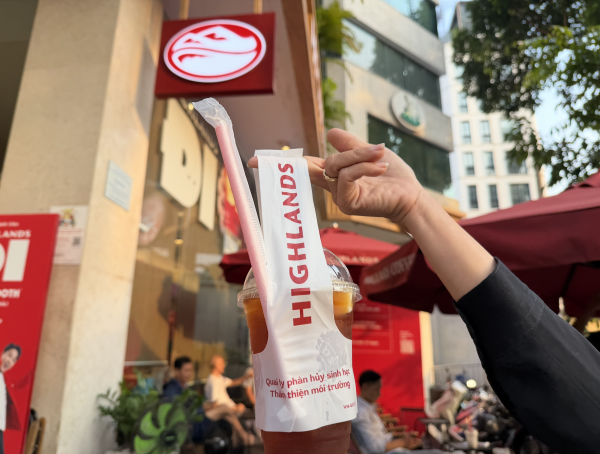 Highlands Coffee bán lại trà sen vàng, trà vải ở một số cửa hàng