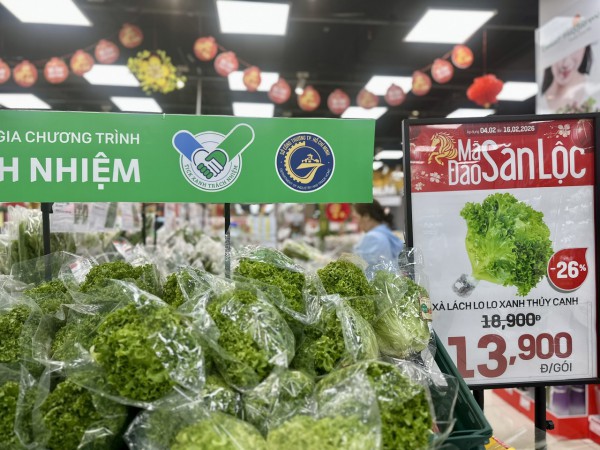 Khách hàng kéo đến siêu thị mua sắm ngày 21 tháng chạp Tết Bính Ngọ