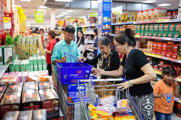 Khách hàng kéo đến siêu thị mua sắm ngày 21 tháng chạp Tết Bính Ngọ