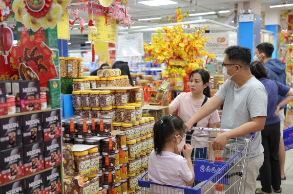 Khách hàng kéo đến siêu thị mua sắm ngày 21 tháng chạp Tết Bính Ngọ