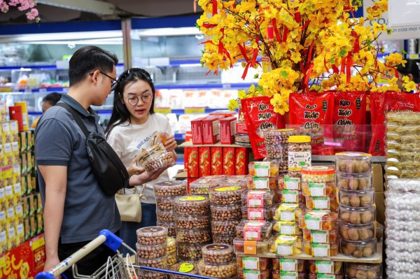 Khách hàng kéo đến siêu thị mua sắm ngày 21 tháng chạp Tết Bính Ngọ
