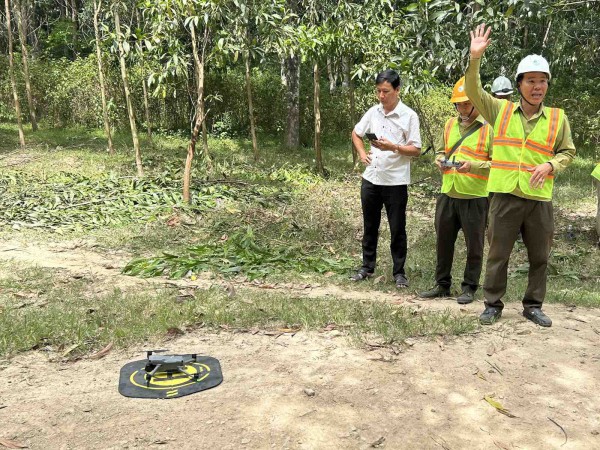 Khi drone tuần thám rừng
