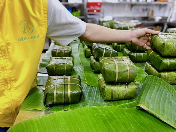 Mâm cỗ Tết giao tận nhà năm nay được săn lùng, nguyên con gà luộc, bánh chưng, canh măng đóng gói thành giỏ như quà biếu mang về