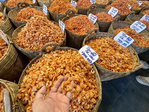 Người Sài Gòn chen chân ở Chợ Lớn sắm tết