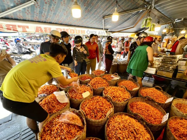 Người Sài Gòn chen chân ở Chợ Lớn sắm tết