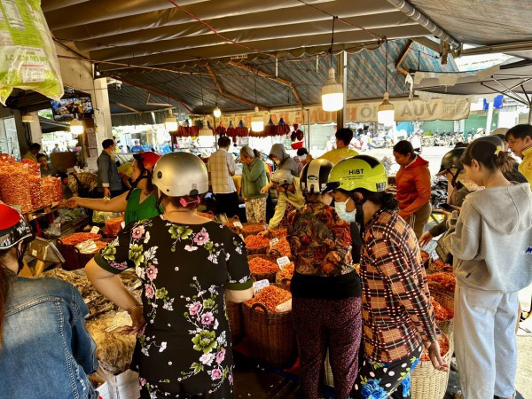 Người Sài Gòn chen chân ở Chợ Lớn sắm tết