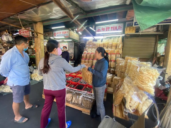 Người Sài Gòn chen chân ở Chợ Lớn sắm tết