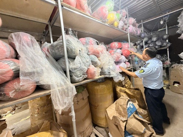 Phát hiện kho chứa mũ bảo hiểm dỏm