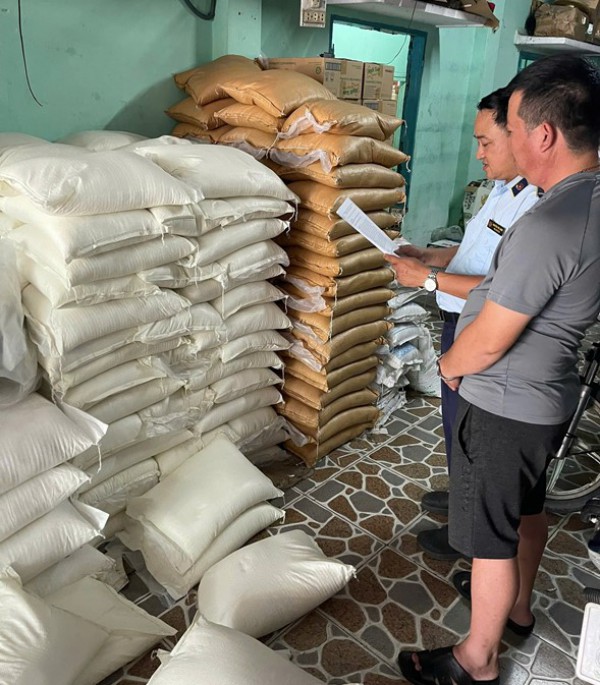 Phát hiện kho chứa mũ bảo hiểm dỏm