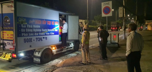 Phát hiện xe tải chở hơn 1,5 tấn gà 