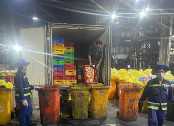 Phát hiện xe tải chở hơn 1,5 tấn gà 
