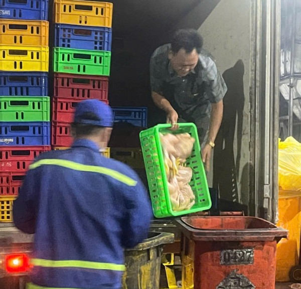 Phát hiện xe tải chở hơn 1,5 tấn gà 