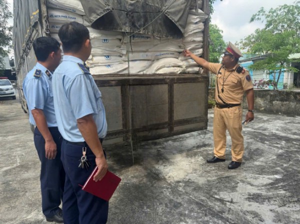 Phát hiện, xử lý vụ vận chuyển 6 tấn đường tinh luyện nhập lậu