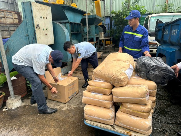 Tạm giữ hơn 1 tấn bánh kẹo không rõ nguồn gốc, xuất xứ tại TP.HCM