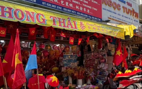 Tràn ngập vật phẩm trang trí đại lễ 30.4 Tràn ngập vật phẩm trang trí đại lễ 30.4