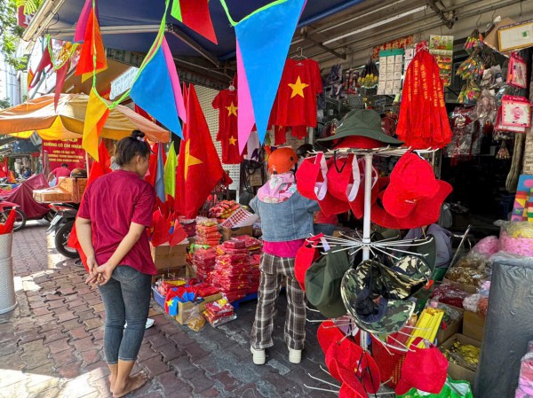 Tràn ngập vật phẩm trang trí đại lễ 30.4 Tràn ngập vật phẩm trang trí đại lễ 30.4