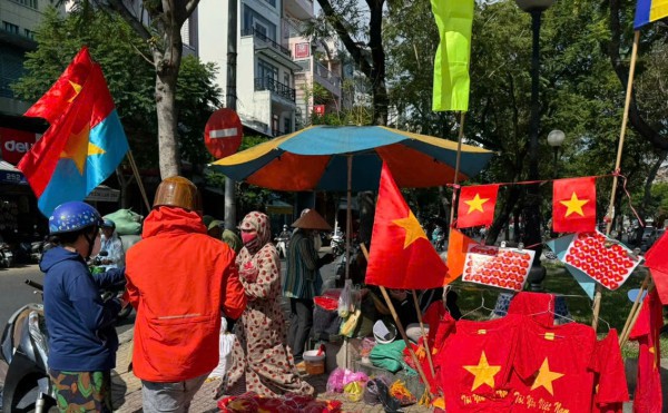 Tràn ngập vật phẩm trang trí đại lễ 30.4 Tràn ngập vật phẩm trang trí đại lễ 30.4
