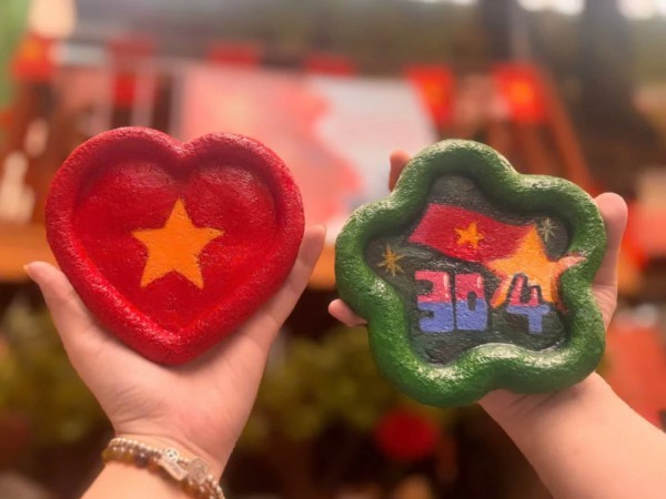 Tràn ngập vật phẩm trang trí đại lễ 30.4 Tràn ngập vật phẩm trang trí đại lễ 30.4