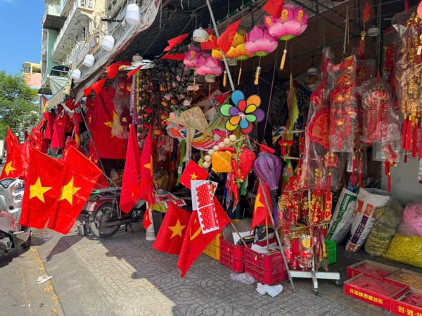 Tràn ngập vật phẩm trang trí đại lễ 30.4 Tràn ngập vật phẩm trang trí đại lễ 30.4