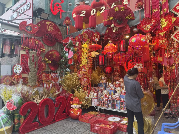 Vào mùa kinh doanh tết, phố phụ kiện trang trí rực rỡ sắc màu