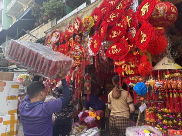 Vào mùa kinh doanh tết, phố phụ kiện trang trí rực rỡ sắc màu