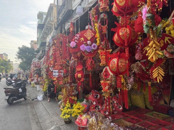 Vào mùa kinh doanh tết, phố phụ kiện trang trí rực rỡ sắc màu