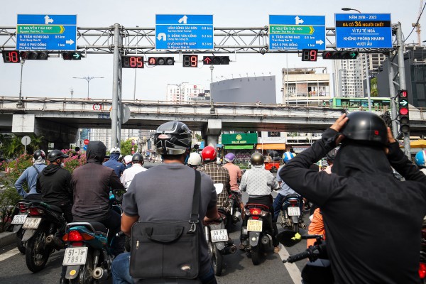 Bật đèn xe, bấm còi và chở người thế nào để không bị phạt?