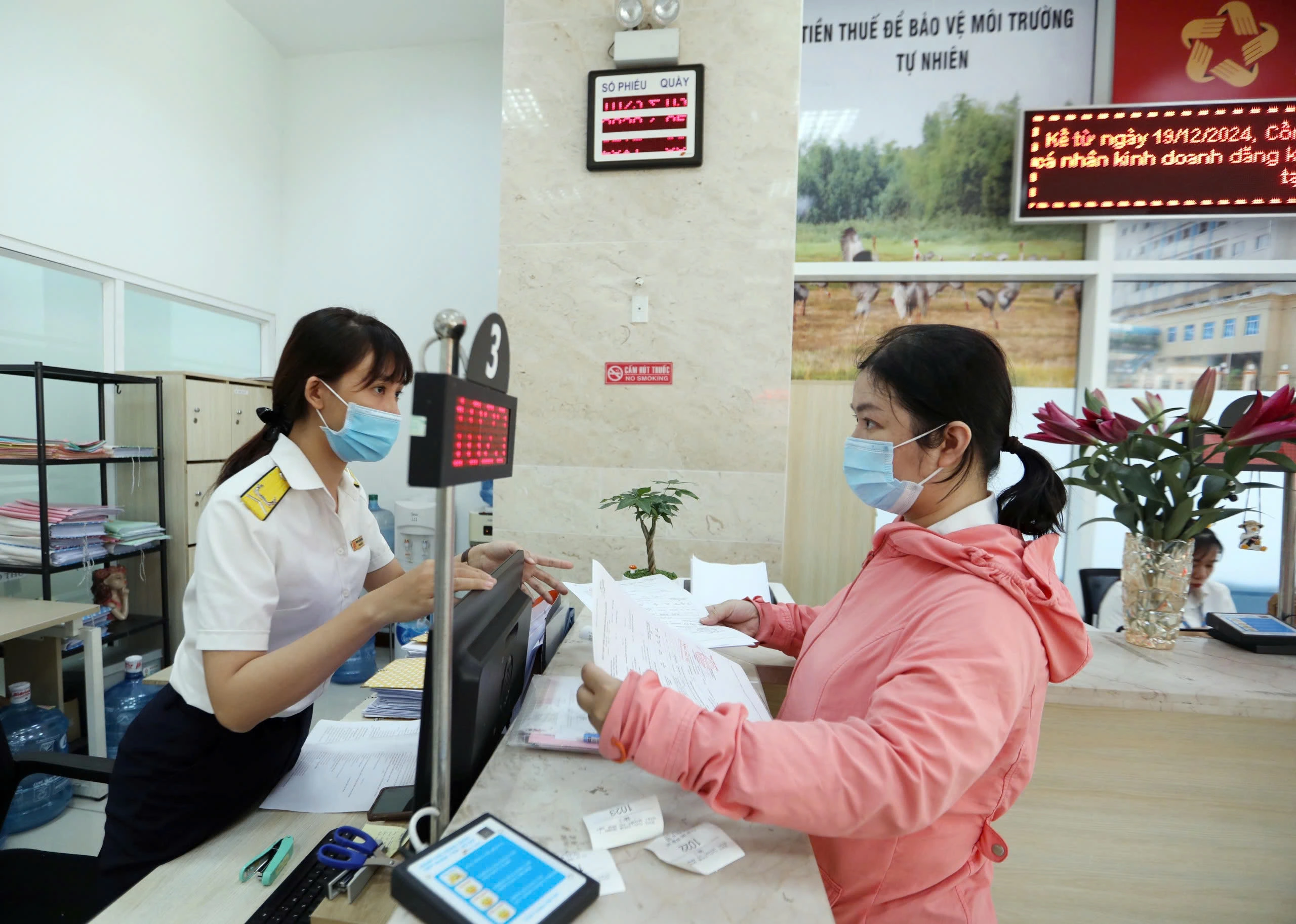 Cha mẹ nuôi có được tính là người phụ thuộc để giảm trừ gia cảnh? Cha mẹ nuôi có được tính là người phụ thuộc để giảm trừ gia cảnh?