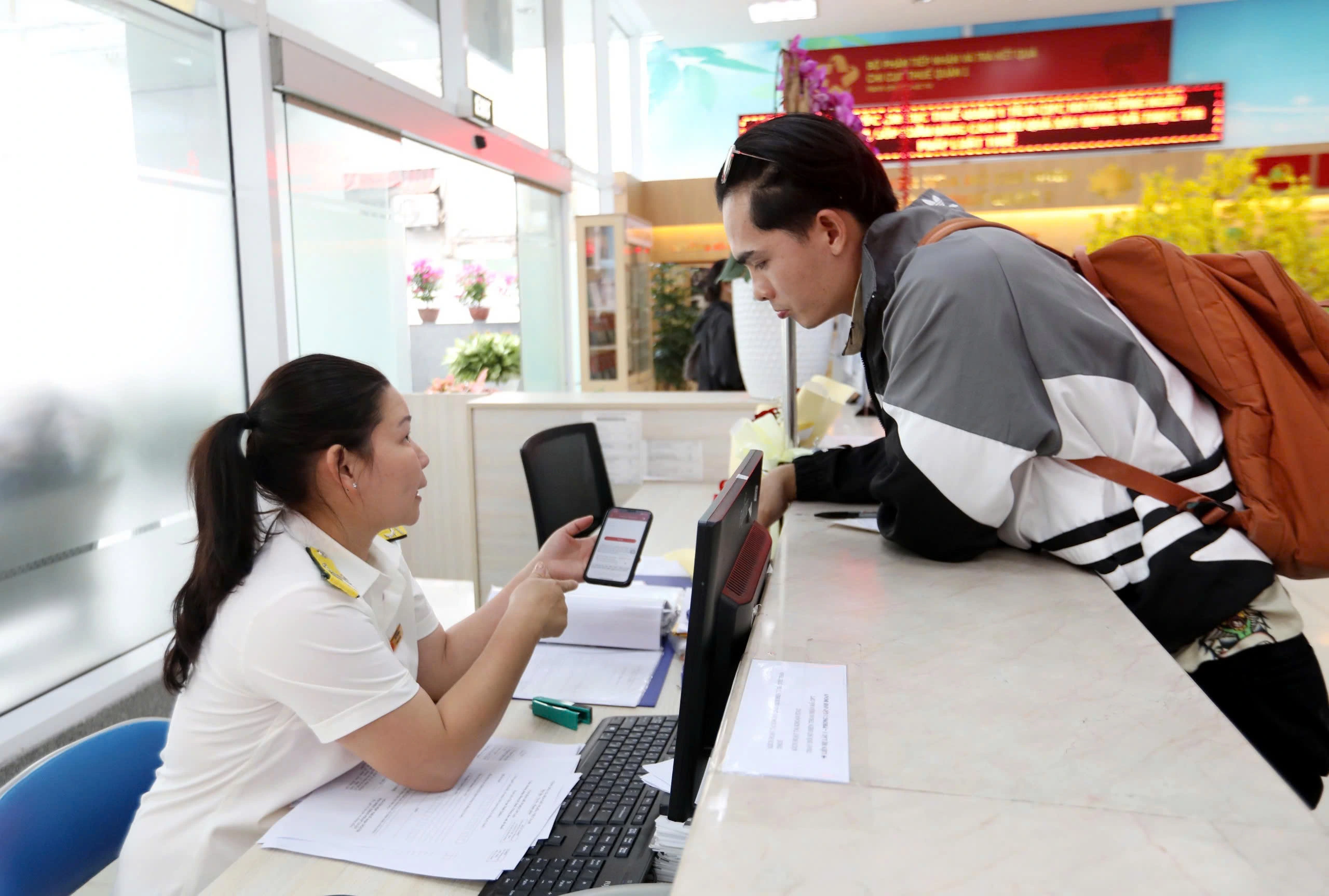 Cha mẹ nuôi có được tính là người phụ thuộc để giảm trừ gia cảnh? Cha mẹ nuôi có được tính là người phụ thuộc để giảm trừ gia cảnh?