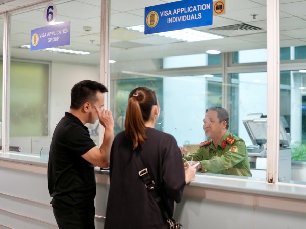 Coi chừng bị từ chối làm thủ tục vì dùng 