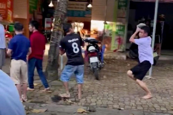 Dùng gạch đá tấn công người khác, phạm tội gì? Dùng gạch đá tấn công người khác, phạm tội gì?