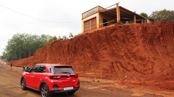 Hạ cốt nền đường, nhà dân chênh vênh bên mép vực sâu: Sai quy trình ở đâu?