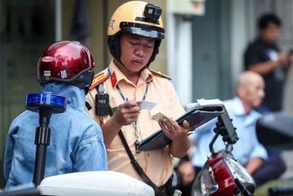 Không có bằng lái xe, tại sao người đi xe SH bị phạt nặng hơn xe Wave? Không có bằng lái xe, tại sao người đi xe SH bị phạt nặng hơn xe Wave?