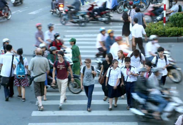 Người đi bộ không vẫy tay khi sang đường cũng bị phạt? Người đi bộ không vẫy tay khi sang đường cũng bị phạt?
