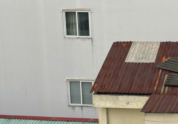 Ranh giới dưới 2 m, có được phép trổ cửa sổ sang nhà hàng xóm?