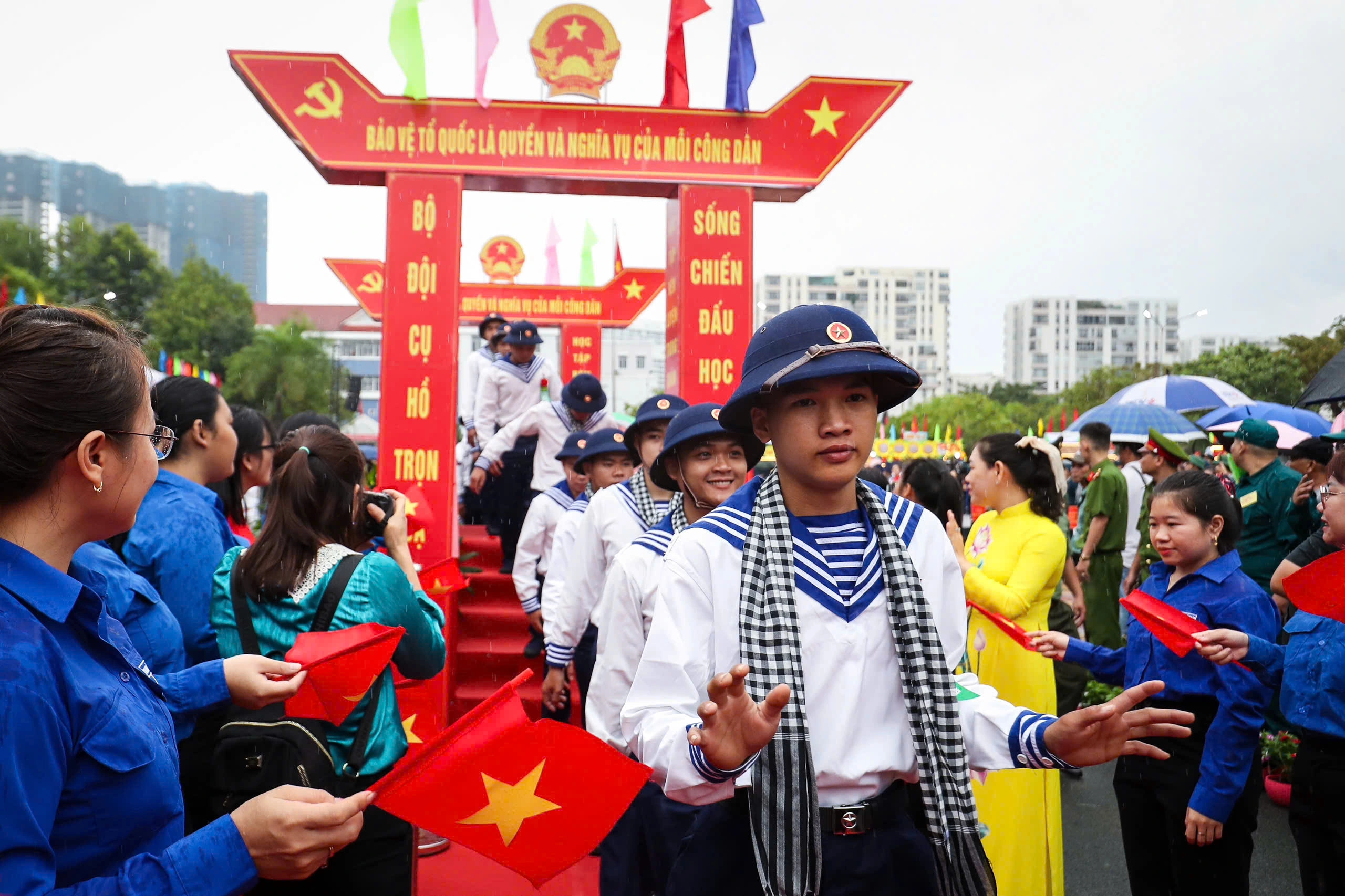 Sinh viên đang học đại học, cao đẳng có phải đi nghĩa vụ quân sự không?